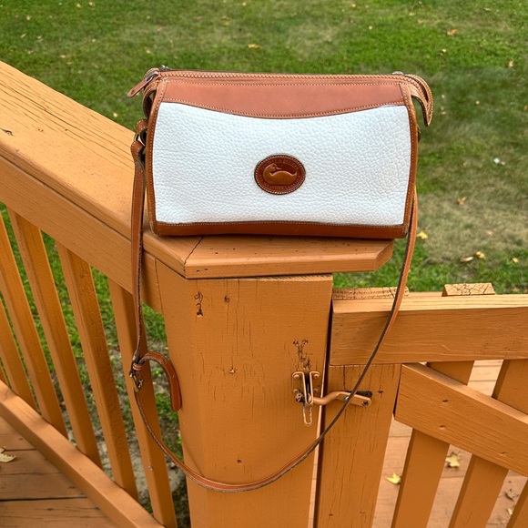 Dooney & Bourke Handbags - Vintage DOONEY & BOURKE off white two tone leather classic zip top shoulder bag